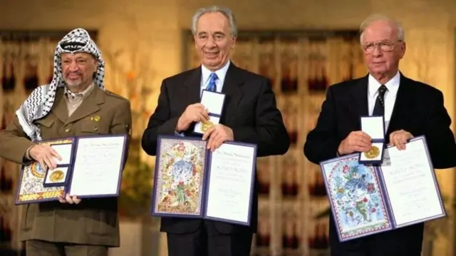 ১৯৯৩ সালে অসলো শান্তি চুক্তি সই হয় ইসরায়েলি এবং ফিলিস্তিনিদের মধ্যে। এটি ছিল দুপক্ষের মধ্যে প্রথম শান্তি চুক্তি।