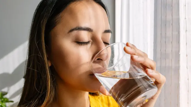 गर्म पानी पीना सदियों पुरानी जीवनशैली का हिस्सा है, जो अब वायरल हो गया है