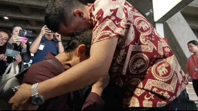 ထိုင်းနိုင်ငံသား ပွန်ဆာဝမ်ကို ဖခင်ဖြစ်သူက လေဆိပ်မှာကြိုတဲ့အချိန် သားအဖနှစ်ဦးပွေ့ဖက်ငိုကြွေးခဲ့ကြ။