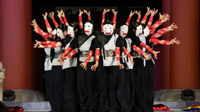 South Korean artists perform on stage during a New Year's Eve countdown event at the Bosingak pavilion in Seoul, South Korea, 31 December 2025. According to the Chinese zodiac, 2026 is the Year of the Red Horse.