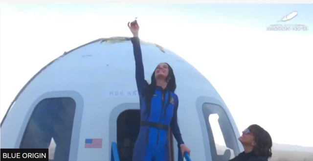 Katy Perry point to di sky afta she return to earth