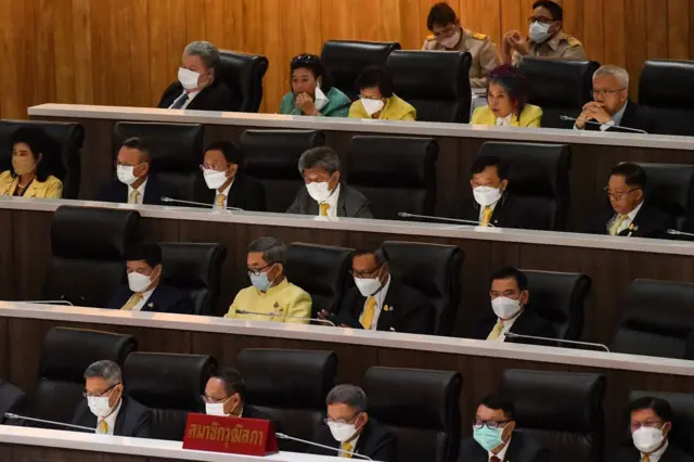 รัฐธรรมนูญไม่อนุญาตให้ สว. ชุดปัจจุบันลงสมัครรับเลือกเป็น สว. ชุดใหม่ 200 คน