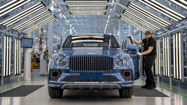 一辆宾利Bentayga休旅车正在英国克鲁（Crewe）宾利汽车有限公司（Bentley Motors Ltd.）总部的生产线最终检查区域内接受检查 