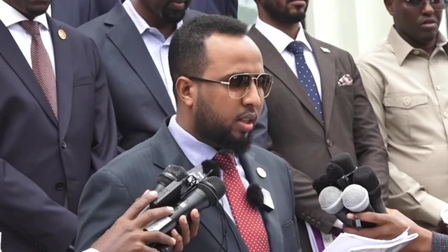 አብዲረሺድ ሞሃመድ ኑር ጂሌይ መግለጫውን ሲያነቡ