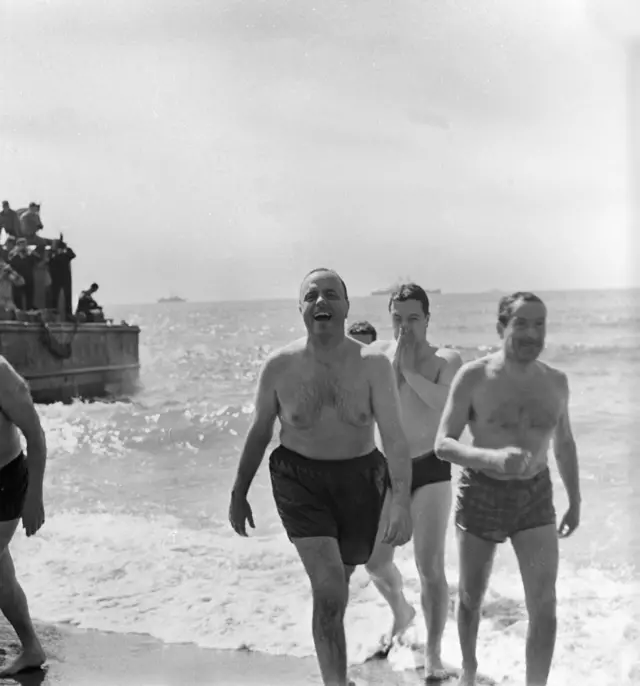El ministro español Manuel Fraga y el embajador estadounidense Angier Biddle salen del mar