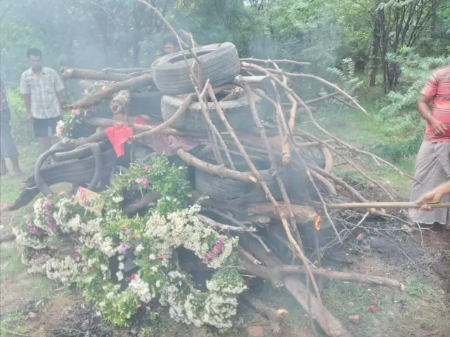 အလောင်းကို မီးရှို့ သဂြိုလ်ဖို့ ပြင်ဆင်နေစဉ်။