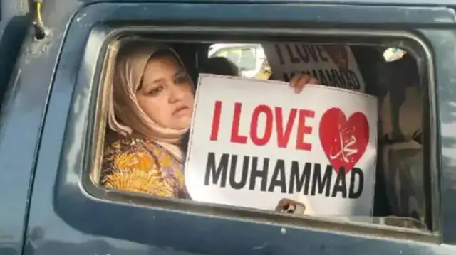 আই লাভ মুহাম্মদ পোস্টার নিয়ে বিক্ষোভে এক নারী, উত্তরপ্রদেশে