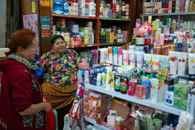 မန္တလေးမြို့က လက်ကားဈေးဖြစ်တဲ့ ဈေးချိုမှာ အလှကုန်ရောင်းချနေတဲ့ဈေးဆိုင်တစ်ဆိုင်ကို ၂၀၂၆ ခုနှစ်၊ ဖေဖော်ဝါရီလထဲမှာ တွေ့ရစဉ် 