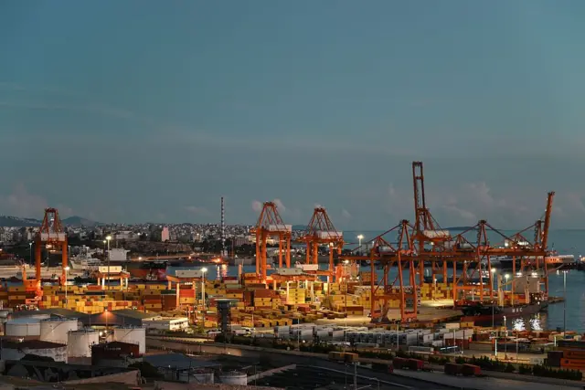 Грециянинг Пирей портига Хитойнинг COSCO компанияси эгалик қилади, аммо BlackRock унинг орқасидаги энг йирик акциядор сифатида иштирок этади.