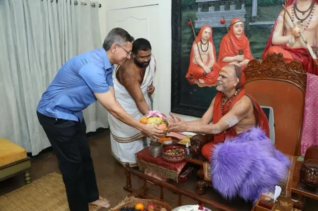 శ్రీశారదా పీఠం, స్వరూపానందేంద్ర స్వామి, వైఎస్ జగన్మోహన్ రెడ్డి, కేసీఆర్, చంద్రబాబు నాయుడు, టీడీపీ ప్రభుత్వం, వైసీపీ ప్రభుత్వం, విశాఖపట్నం, వైజాగ్, తిరుమల, టీటీడీ