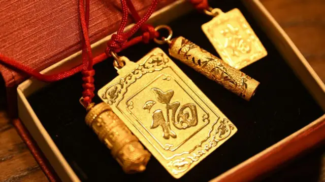 બીબીસી ગુજરાતી, સોનું, ડોનાલ્ડ ટ્રમ્પ, ગોલ્ડ, ટ્રેડ વોર, ટેરિફ, સોનાનો ભાવ, જ્વેલરી, લગ્નમાં સોનાની ખરીદી, સોનું ક્યારે ખરીદવું, સોનાનો ભાવ કેટલો, સોનું કેટલું મોંઘું