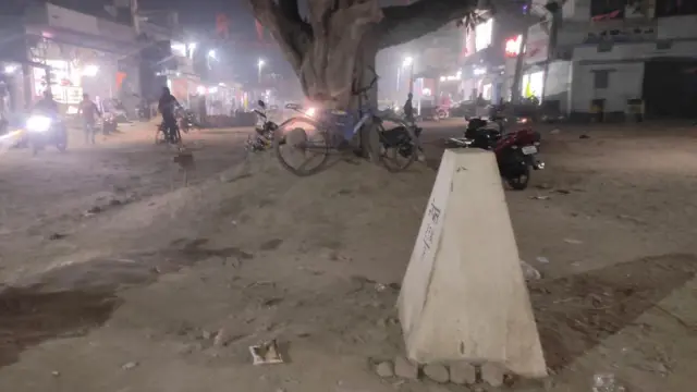 नेपाल भारत सीमा क्षेत्र अन्तर्गत महोत्तरीस्थित एउटा सीमास्तम्भ।