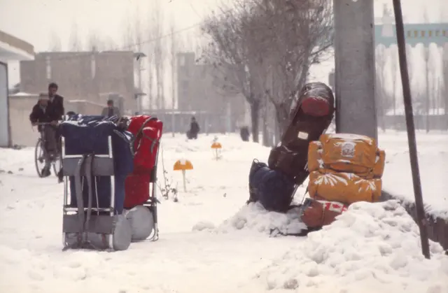 Tiirakari'nin Erzurum'da çektiği, sırt çantalarını gösteren bir fotoğrafta yerdeki karların üstündeki dört sırt çantası var.