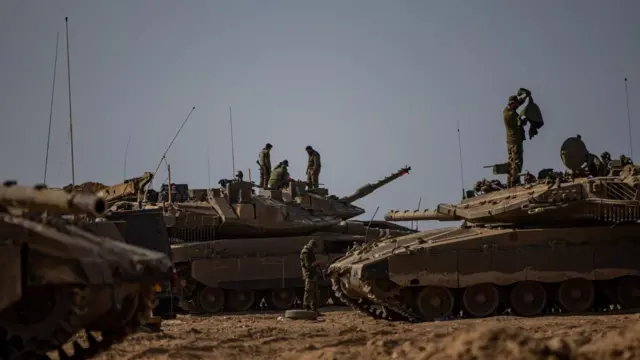 Ingabo za Israel zifise ibimodoka vy'intambara ziyegeranije mu kibanza c'ihuriro mu karere kari ku rubibe rwa Gaza, zirindiriye guhabwa uruhusha rwo kwinjira