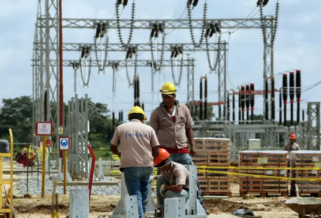 Empleados de la compañía eléctrica nacional de Venezuela aparecen en una fotografía dentro de una central eléctrica en San Fernando de Apure.