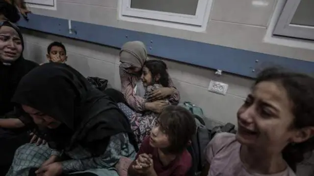 হাসপাতালে বিস্ফোরণে বেঁচে যাওয়া নারী ও শিশুরা