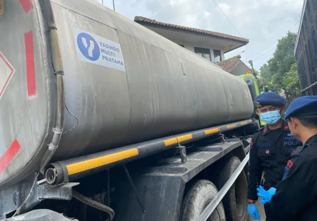 Tim kimia, biologi, dan radioaktif (KBR) Detasemen Gegana Brimob, Polda Jawa Barat, memeriksa truk pengangkut soda api yang mengalami kebocoran di Bandung Barat, Rabu (25/12).