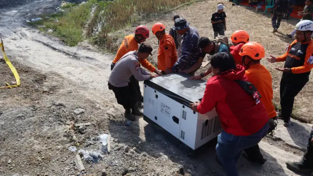 Tim SAR membawa genset ke lokasi pencarian delapan penambang.
