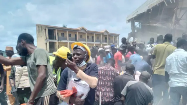 Awọn oṣìṣẹ́ aláàbò níbi ilé ẹ̀kọ́ tó dàwó