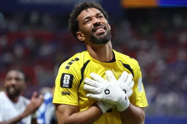 O goleiro de Cabo Verde, Vozinha, leva as mãos ao peito durante o jogo contra a Espanha pela Copa do Mundo de 2026