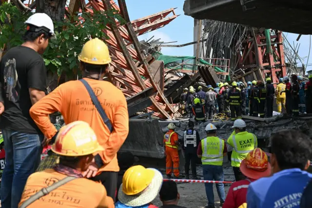 เจ้าหน้าที่ป้องกันและบรรเทาสาธารณภัย กทม. พร้อมมด้วยอาสาสมัครกู้ภัย และทีมสุนัขค้นหาและกู้ภัย UNITED SAR K9 เข้าตรวจสอบสภาพความความเสียหายและค้นหาผู้เสียชีวิตที่อาจหลงเหลืออยู่ภายใต้ซากสะพานยกระดับโครงการทางด่วนที่เกิดเหตุ