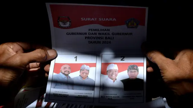 Pekerja melipat surat suara Pemilihan Gubernur Bali 2024 di Gudang Logistik KPU Denpasar, Bali, Selasa (22/10/2024). KPU Denpasar melakukan proses sortir dan lipat surat suara Pilkada Serentak 2024 yang diawali dengan melipat 522.740 lembar surat suara untuk Pilgub Bali.