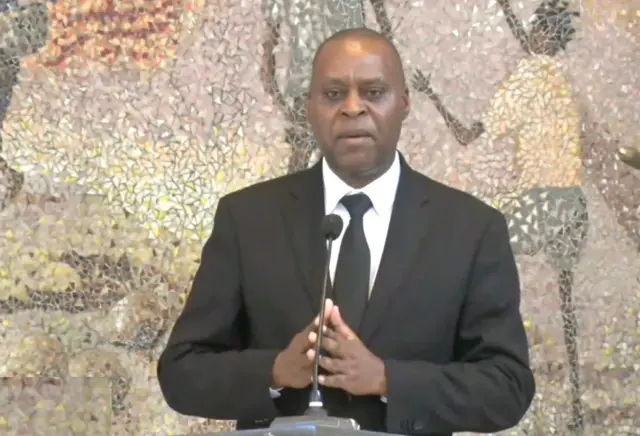 Ambasaderi Ernest Rwamucyo mu muhango wo gusezera bwa nyuma Igikomangoma Mukabayojo i Nairobi