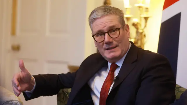 برخی منتقدان این پرسش را مطرح می‌کنند که چرا نخست وزیر این سمت را به او داده است وقتی که به نظر می‌رسد او از جزئیات این پرونده هنگام پیوستن خانم هیگ به کابینه سایه خود اطلاع داشته است.