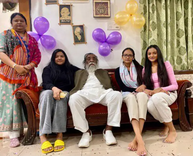 शिबू सोरेन के साथ सीता सोरेन और उनकी बेटियां.