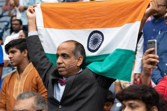 2019 ਵਿੱਚ ਹਿਊਸਟਨ ਵਿੱਚ 'ਹਾਉਡੀ ਮੋਦੀ' ਪ੍ਰੋਗਰਾਮ ਦੌਰਾਨ ਇੱਕ ਵਿਅਕਤੀ ਭਾਰਤ ਦਾ ਝੰਡਾ ਚੁੱਕੀ ਖੜਾ