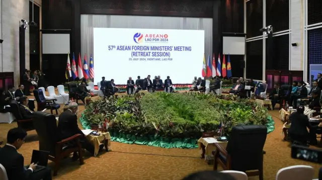 အကြမ်းဖက်မှုတွေရပ်ပြီး တွေ့ဆုံဆွေးနွေးရေးလုပ်ဖို့ မြန်မာကို အာဆီယံနိုင်ငံခြားရေးဝန်ကြီးတွေ  ထပ်မံ တိုက်တွန်း