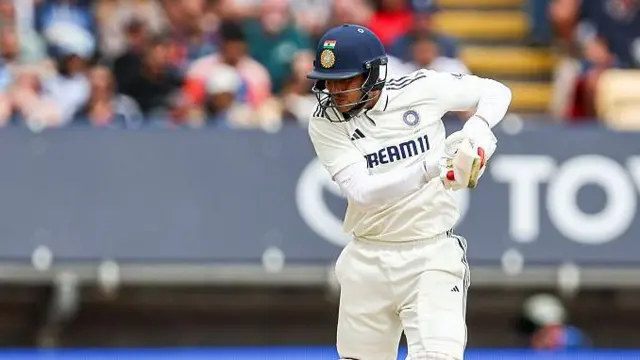 शुभमन गिल शॉट खेलते हुए