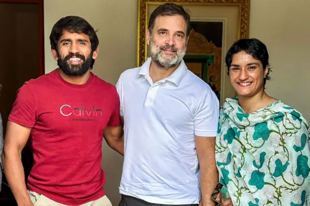 कांग्रेस नेता राहुल गांधी के साथ भारतीय पहलवान विनेश फोगाट और बजरंग पुनिया