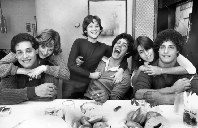 David Kellman, Robert Shafran e Eddy Galland (sentados da esq.) com Sandi Kellman (irmã adotada de David), Joel Shafran (irmão adotado de Bobby) e Barbara Galland (irmã adotada de Eddie)