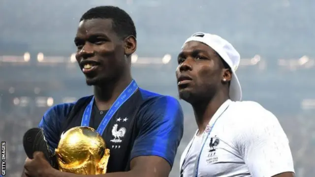 M﻿athias Pogba (iburyo) yasanze murumuna we mu kibuga bishimira igikombe cy'isi mu 2018
