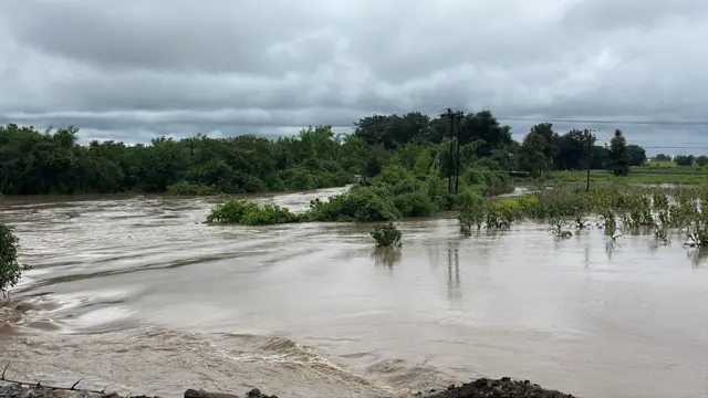 सिंदफणा नदीने पात्र सोडल्यामुळे आजूबाजूची शेती पाण्याखाली गेलीय.