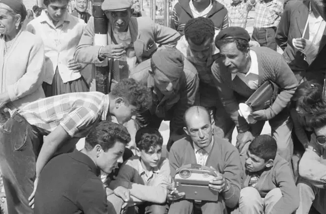 Les Juifs ont suivi le procès d'Eichmann à la radio à Jérusalem.