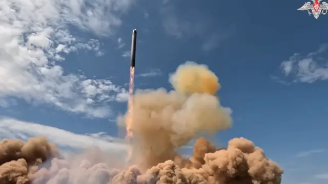 ミサイルが空に向けて炎を噴き出しながら上昇している。その下には大きな噴煙が上がっている