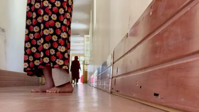 هغه مېرمنې، چې بېړنۍ درملني ته اړتیا لري، کله نا کله پر روغتیايي سیستم د ډېر فشار له امله نوبت نه ورسېږي.