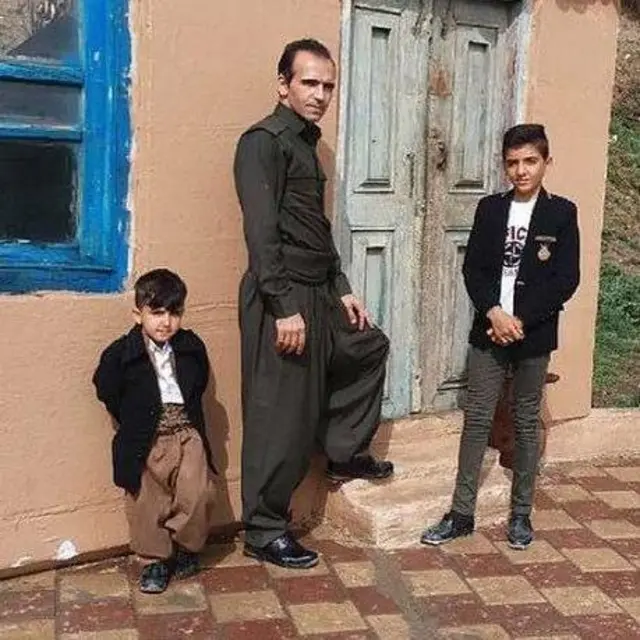 فواد قدیمی در کنار فرزندانش