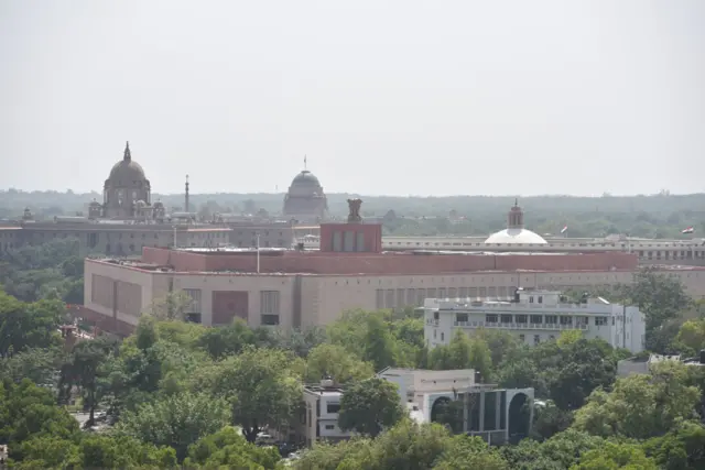 ကိုလိုနီလက်ရာ ဂန္ထဝင် ပါလီမန် အဆောက်အအုံဘေးမှာ အသစ်တစ်ခုကို မိုဒီအစိုးရ ဆောက်လုပ်