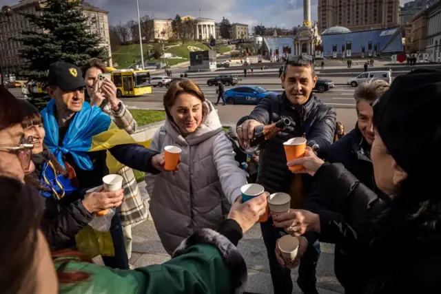 A﻿bantu bari i Kyiv ku 'urubuga rw'ubwigenge' basangira umuvinyu bishimira ko Kherson itagifitwe n'Uburusiya