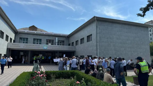 Акыйкат чечим чыгышын талап кылган айыпталуучулардын жакындары 