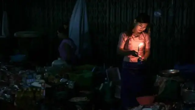 မီးပြတ်နေတဲ့ ရန်ကုန်ညမြင်ကွင်း (ပုံဟောင်း)