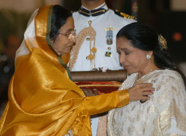 प्रतिभा पाटिल और आशा भोसले राष्ट्रपति भवन में