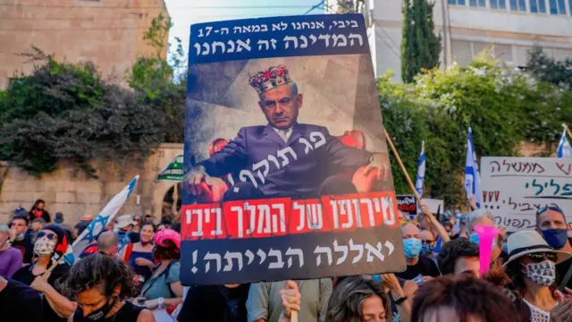 Manifestantes israelenses em protesto contra o 'Rei Bibi' em Jerusalém em 24 de julho de 2020 de 2020. 