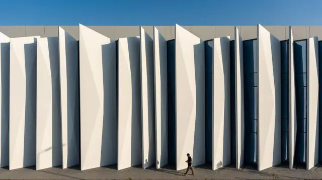 Masdar shahridagi Khazna data markazidagi binosi tashqi ko‘rinishi.