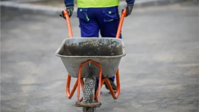 নির্মাণশ্রমিকসহ নানা কাজে যুক্ত হন অভিবাসীরা