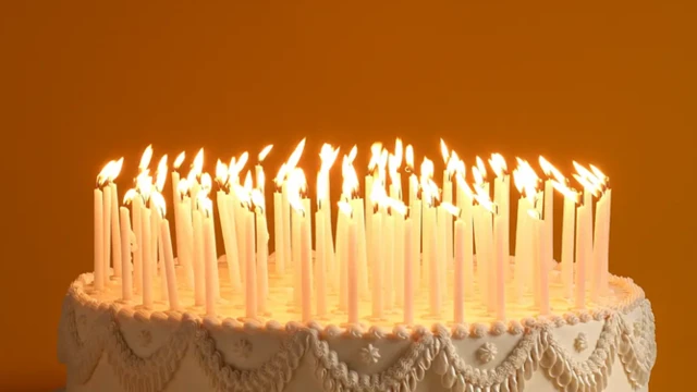 Іменинний торт зі свічками