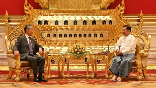 ၂၀၂၄ ဩဂုတ်လက နေပြည်တော်မှာ တွေ့ဆုံခဲ့တဲ့ တရုတ်နိုင်ငံခြားရေးဝန်ကြီး မစ္စတာ ဝမ်ယိ နဲ့ စစ်ခေါင်းဆောင် ဗိုလ်ချုပ်မှူးကြီး မင်းအောင်လှိုင်